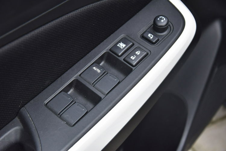 Suzuki Swift 1.0 Hybryda Gwarancja Bogate Wyposażenie Zadbane zdjęcie 26