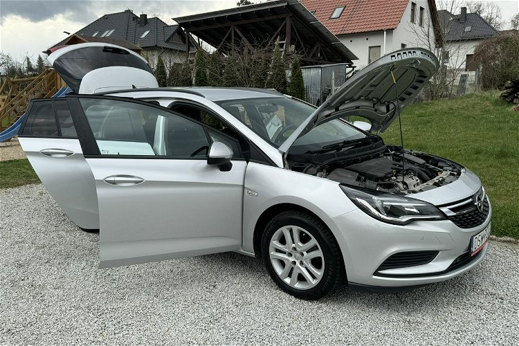 Opel Astra 1.6 CDTI 110KM - Nawigacja, Grzana kierownica, Tempomat, Grzane fotele zdjęcie 9