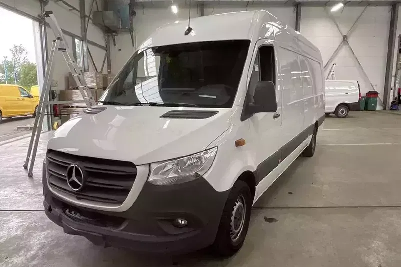 samochód dostawczy Mercedes zdjęcie 1