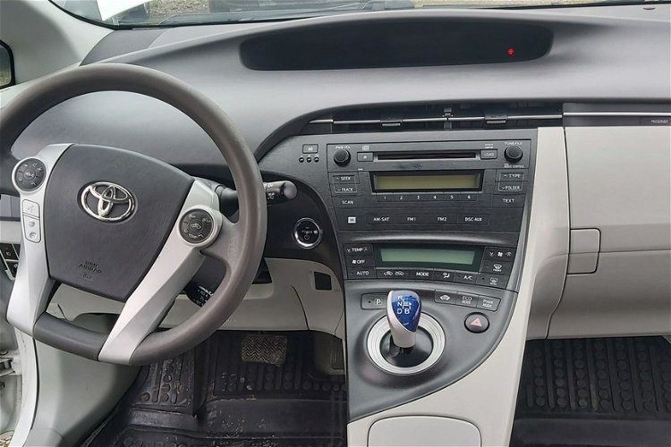Toyota Prius 1.8 b z gazem hybryda nie po taxi zdjęcie 12