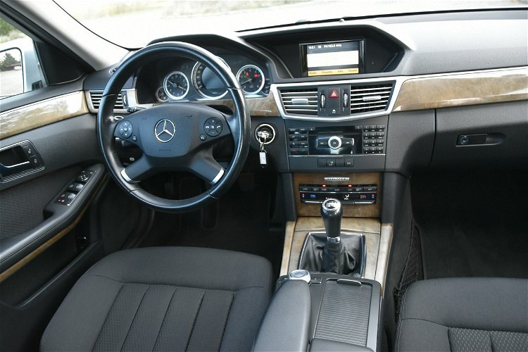 Mercedes E 200 Elegance E 200CGi 184KM Manual 2010r. znikomy przebieg 36tkm JAK NOWY zdjęcie 6