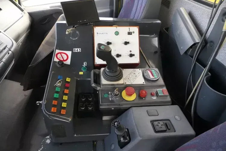 Mercedes ATEGO 2628 / 6X4 / PIASKARKA / SPECJALNY / UTRZYMANIE DRÓG / CZOŁOWNICA / zdjęcie 25