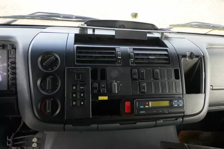 Mercedes ATEGO 2628 / 6X4 / PIASKARKA / SPECJALNY / UTRZYMANIE DRÓG / CZOŁOWNICA / zdjęcie 29
