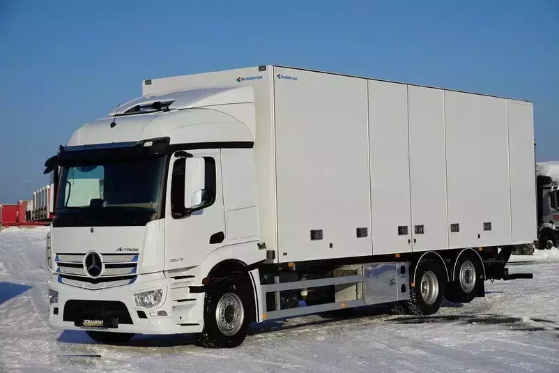 samochód ciężarowy Mercedes zdjęcie 1