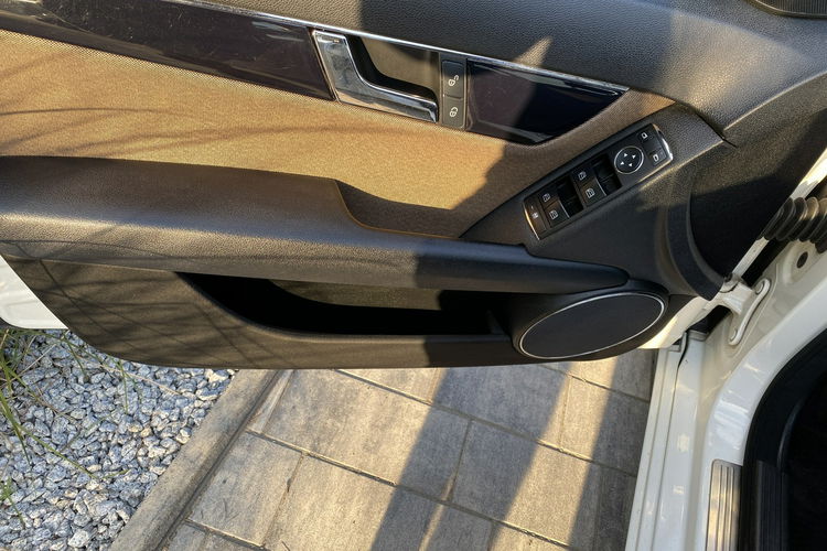 Mercedes C 180 Bardzo zadbana - 100% oryginalny przebieg - BEZWYPADKOWA zdjęcie 21