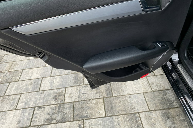 Mercedes C 180 DUZA NAVI Bardzo zadbana - 100% oryginalny przebieg.NOWY ROZRZĄD zdjęcie 11