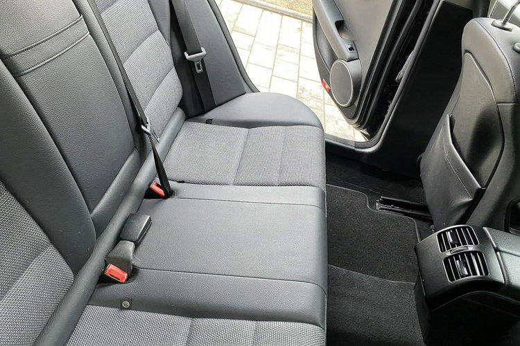 Mercedes C 180 DUZA NAVI Bardzo zadbana - 100% oryginalny przebieg.NOWY ROZRZĄD zdjęcie 13