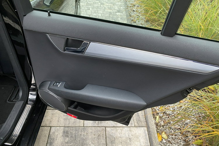 Mercedes C 180 DUZA NAVI Bardzo zadbana - 100% oryginalny przebieg.NOWY ROZRZĄD zdjęcie 14