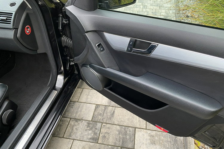 Mercedes C 180 DUZA NAVI Bardzo zadbana - 100% oryginalny przebieg.NOWY ROZRZĄD zdjęcie 17