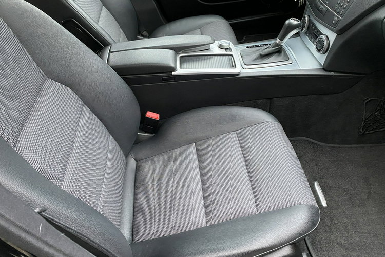 Mercedes C 180 DUZA NAVI Bardzo zadbana - 100% oryginalny przebieg.NOWY ROZRZĄD zdjęcie 18
