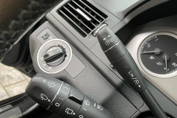 Mercedes C 180 DUZA NAVI Bardzo zadbana - 100% oryginalny przebieg.NOWY ROZRZĄD zdjęcie 24