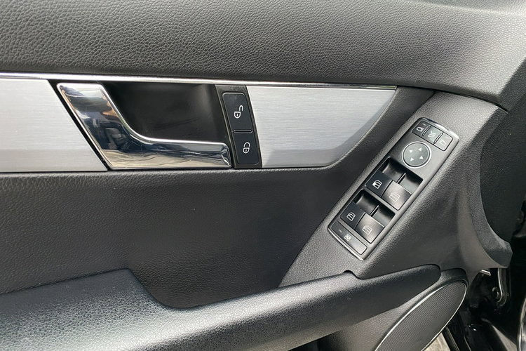 Mercedes C 180 DUZA NAVI Bardzo zadbana - 100% oryginalny przebieg.NOWY ROZRZĄD zdjęcie 25