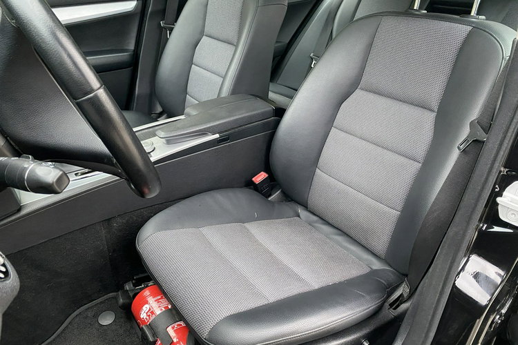 Mercedes C 180 DUZA NAVI Bardzo zadbana - 100% oryginalny przebieg.NOWY ROZRZĄD zdjęcie 28