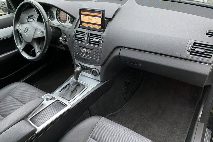 Mercedes C 180 DUZA NAVI Bardzo zadbana - 100% oryginalny przebieg.NOWY ROZRZĄD zdjęcie 4