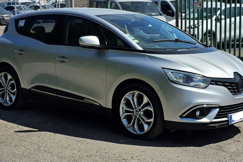 samochód osobowy Renault zdjęcie 1