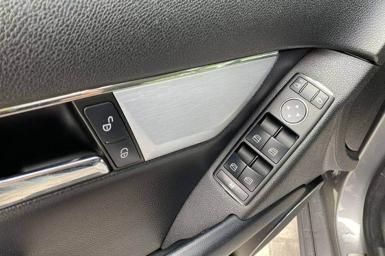 Mercedes C 180 Bardzo zadbana - 100% oryginalny przebieg zdjęcie 30