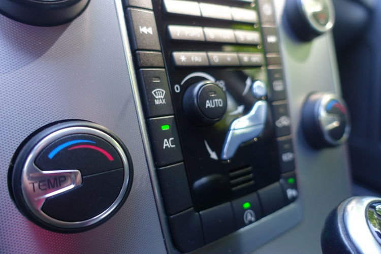 Volvo XC 60 FV 23% / Bardzo zadbany użytkowany przez Kobietę / D3 - 149 KM zdjęcie 28