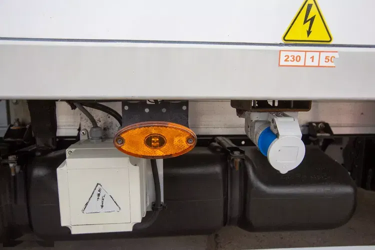 Iveco Daily 35S14 CHŁODNIA MROŹNIA + gniazdo postojowe Zabudowa Izoterma KONTENER + WINDA zdjęcie 10