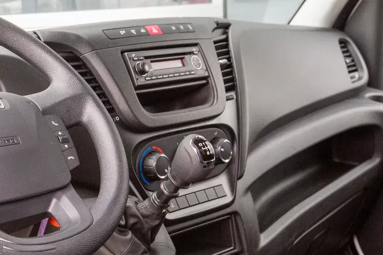 Iveco Daily 35S14 CHŁODNIA MROŹNIA + gniazdo postojowe Zabudowa Izoterma KONTENER + WINDA zdjęcie 14