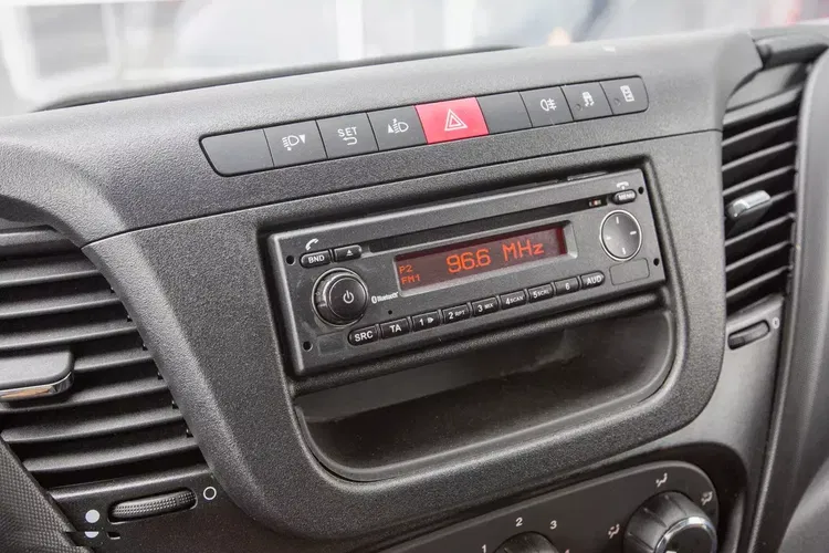 Iveco Daily 35S14 CHŁODNIA MROŹNIA + gniazdo postojowe Zabudowa Izoterma KONTENER + WINDA zdjęcie 15