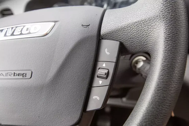 Iveco Daily 35S14 CHŁODNIA MROŹNIA + gniazdo postojowe Zabudowa Izoterma KONTENER + WINDA zdjęcie 17