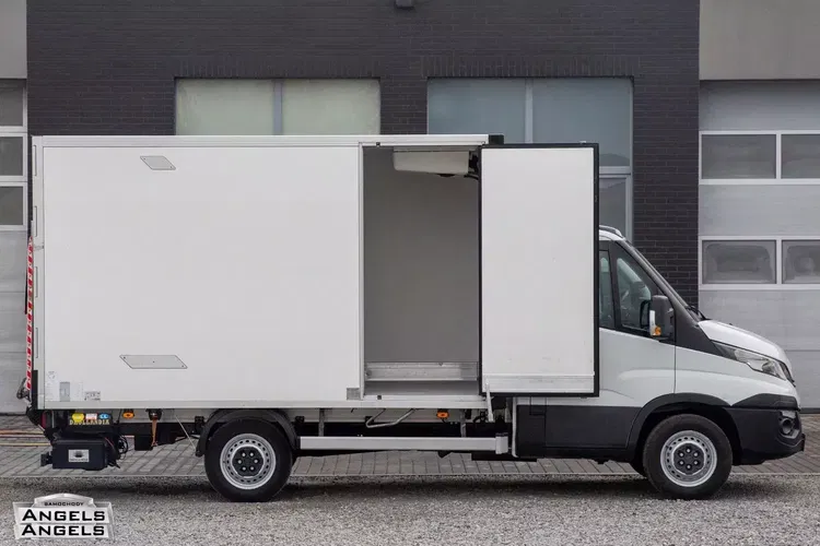 Iveco Daily 35S14 CHŁODNIA MROŹNIA + gniazdo postojowe Zabudowa Izoterma KONTENER + WINDA zdjęcie 4