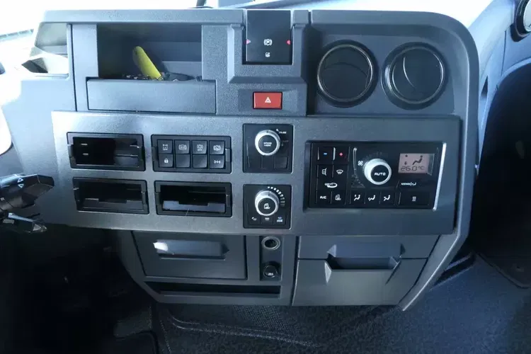 Renault T 520 / 13 LITROWY / HIGH SLEEPER CAB / RETARDER / SALONKA / EURO 6 / zdjęcie 31