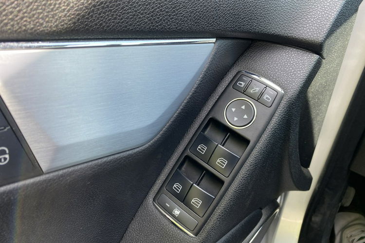 Mercedes C 180 Bardzo zadbana - 100% oryginalny przebieg.NOWY ROZRZĄD zdjęcie 17