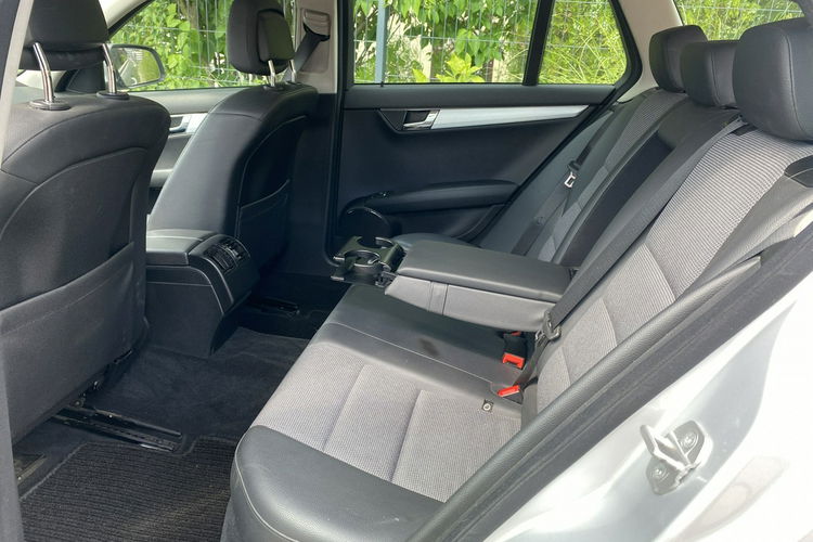 Mercedes C 180 Bardzo zadbana - 100% oryginalny przebieg.NOWY ROZRZĄD zdjęcie 30