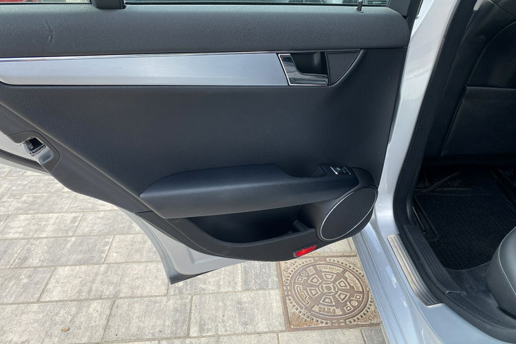 Mercedes C 180 Bardzo zadbana - 100% oryginalny przebieg.NOWY ROZRZĄD zdjęcie 31