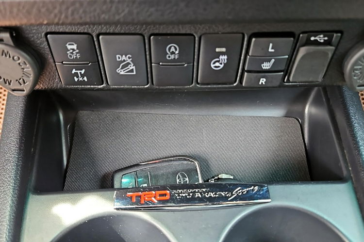 Toyota Hilux 2.8 D4D 204KM AT 4x4 INVINCIBLE, salon Polska, gwarancja zdjęcie 19