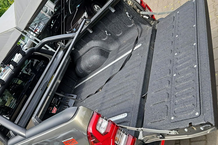 Toyota Hilux 2.8 D4D 204KM AT 4x4 INVINCIBLE, salon Polska, gwarancja zdjęcie 25
