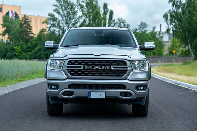 RAM Dodge RAM 1500 / HEMI 5.7 V8 / E-TORQUE / Niski przebieg zdjęcie 2