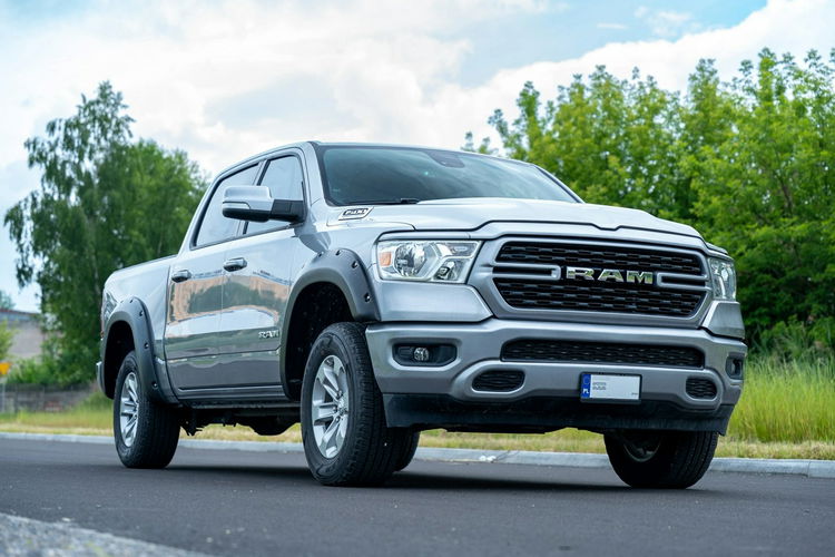 RAM Dodge RAM 1500 / HEMI 5.7 V8 / E-TORQUE / Niski przebieg zdjęcie 4