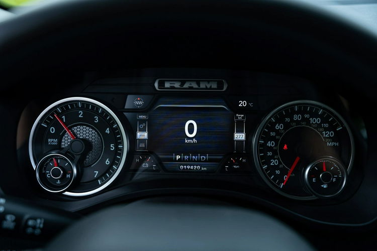 RAM Dodge RAM 1500 / 4x4 / Bogato wyposażony / 5.7 V8 Oryginalny Przebieg zdjęcie 10
