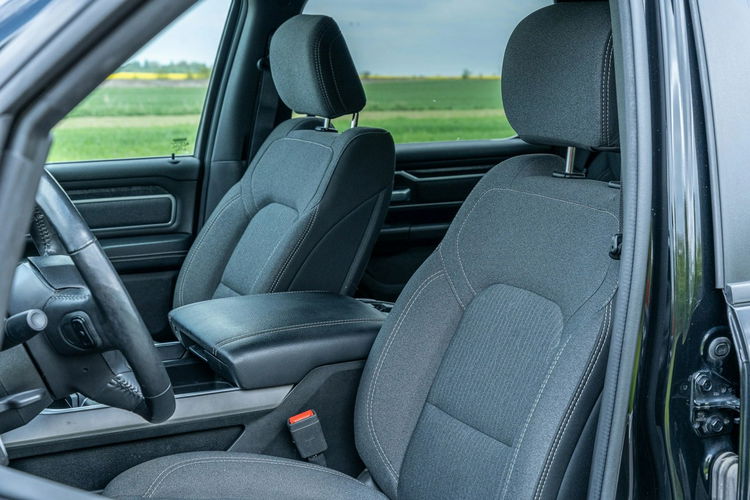 RAM Dodge RAM 1500 / 4x4 / Bogato wyposażony / 5.7 V8 Oryginalny Przebieg zdjęcie 9