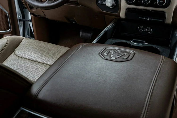 1500 DODGE RAM 1500 LARAMIE 5.7 PIĘKNE WNĘTRZE BOGATO WYPOSAŻONY 2020R. zdjęcie 28