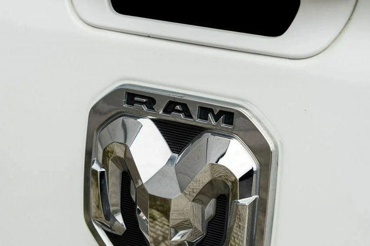 1500 DODGE RAM 1500 LARAMIE 5.7 PIĘKNE WNĘTRZE BOGATO WYPOSAŻONY 2020R. zdjęcie 9
