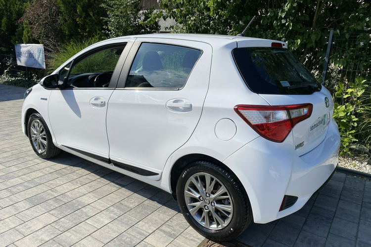 Toyota Yaris Hybryda niski przebieg oryginalny lakier zdjęcie 36