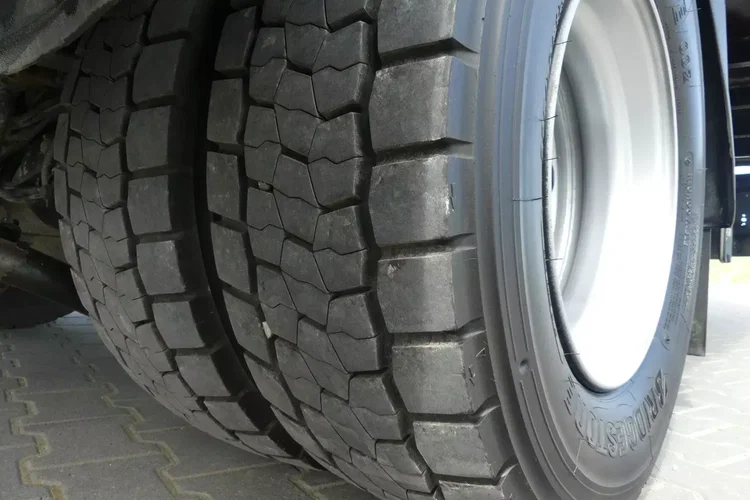 MAN TGL 12.250 / BURTO-PLANDEKA + WINDA / KABINA SYPIALNA / zdjęcie 15