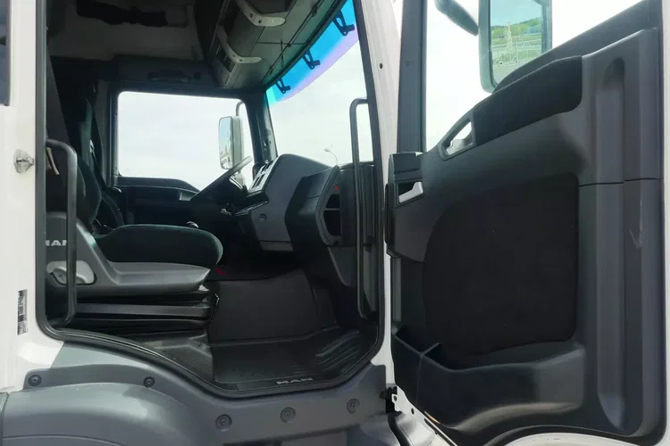 MAN TGL 12.250 / BURTO-PLANDEKA + WINDA / KABINA SYPIALNA / zdjęcie 18