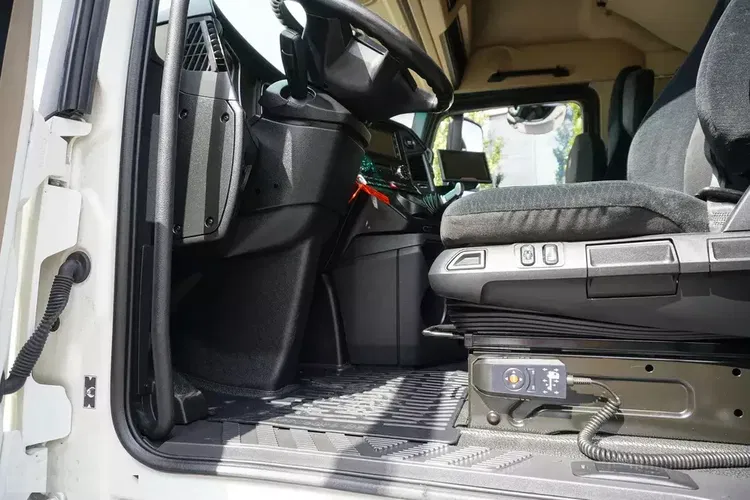 Mercedes Actros MP4 1851 Low Deck E6 StreamSpace / 8 sztuk zdjęcie 12