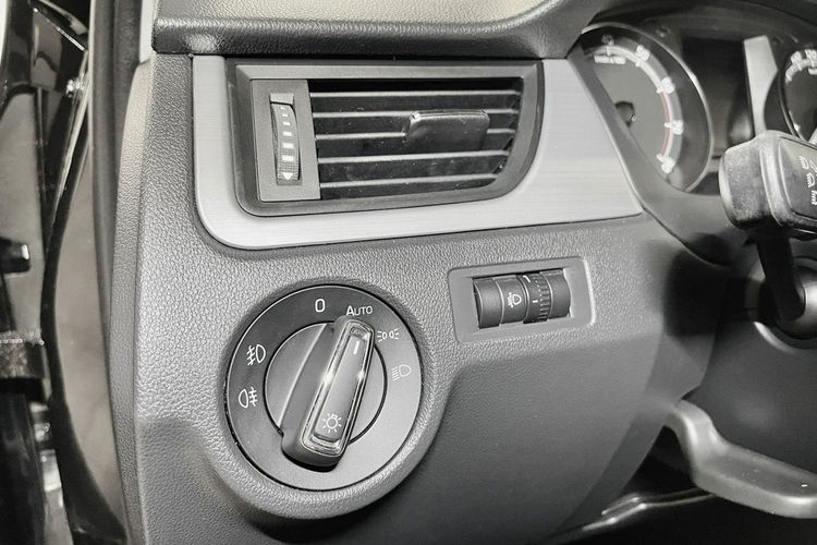 Skoda RAPID 1.0 TSI 110KM na pasku Sportsitze Navi GPS LED Halogeny SALON POLSKI zdjęcie 16