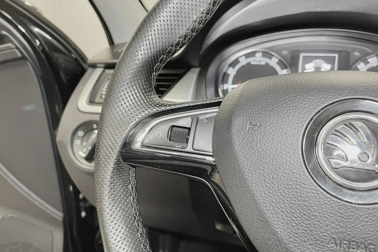 Skoda RAPID 1.0 TSI 110KM na pasku Sportsitze Navi GPS LED Halogeny SALON POLSKI zdjęcie 19