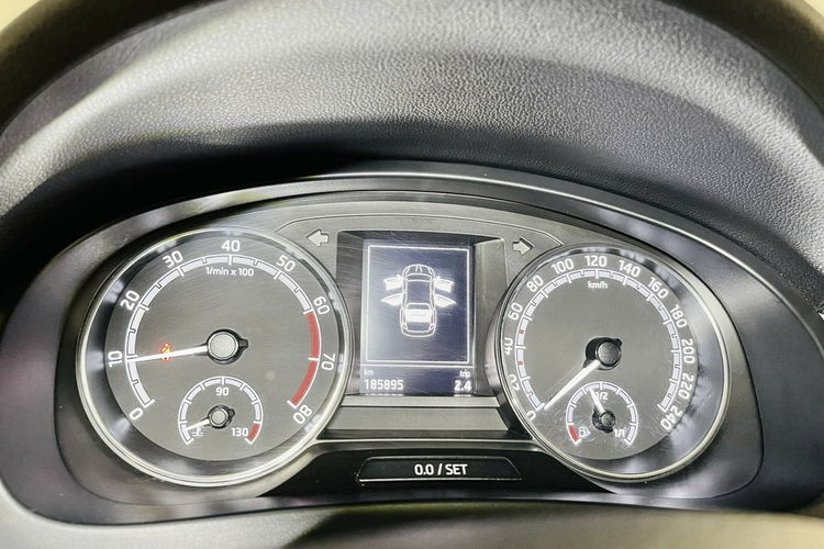 Skoda RAPID 1.0 TSI 110KM na pasku Sportsitze Navi GPS LED Halogeny SALON POLSKI zdjęcie 21