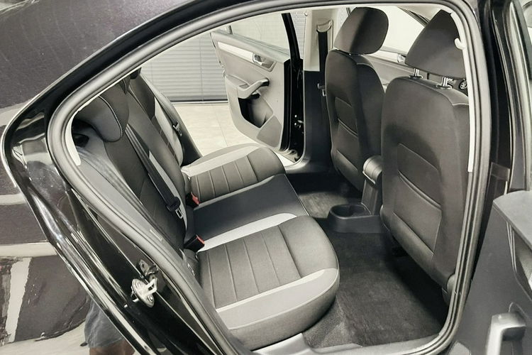 Skoda RAPID 1.0 TSI 110KM na pasku Sportsitze Navi GPS LED Halogeny SALON POLSKI zdjęcie 29