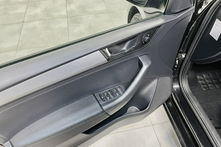 Skoda RAPID 1.0 TSI 110KM na pasku Sportsitze Navi GPS LED Halogeny SALON POLSKI zdjęcie 8