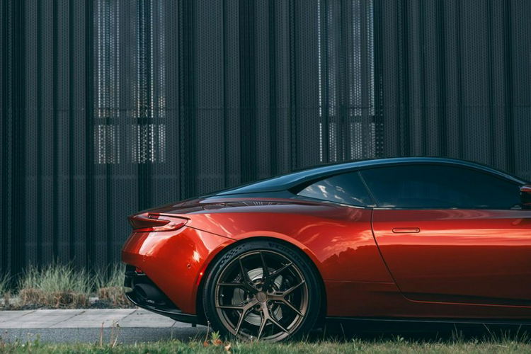 DB11 ASTON MARTIN DB11 5.2L 608HP V12 COUPE VOSSEN WYDECH OBNIŻONY CINNABAR zdjęcie 15