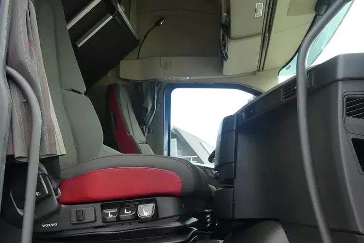 Volvo FH4 460 / EURO 6 / AUTOMAT / STANDARD / PEŁNE OSPOJLEROWANIE / zdjęcie 17
