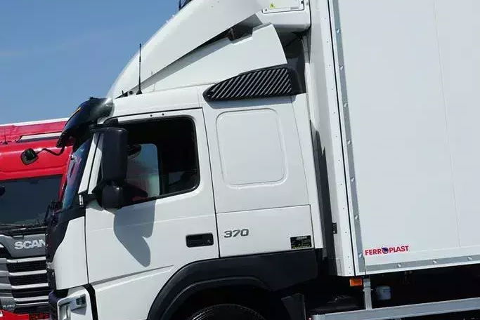 Volvo FM / 370 / EURO 6 / CHŁODNIA + WINDA / 22 PALETY / OŚ SKRĘTNA / DOPPEL STOCK zdjęcie 24